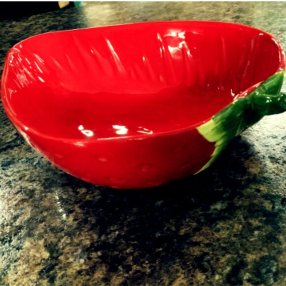 Vintage Strawberry Ceramic Bowl – Fruit Shaped Kitchen & Table Décor - Picture 3 of 6